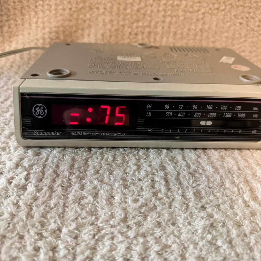 GE Vintage Spacemaker AM/FM Radio LED Digital Clock Model 7-4212B Tested Works